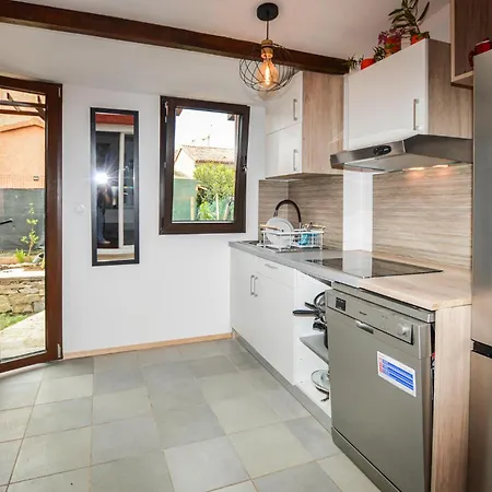2 Bedroom Lovely Home In Prunete *