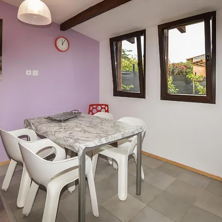2 Bedroom Lovely Home In Prunete * Prunete