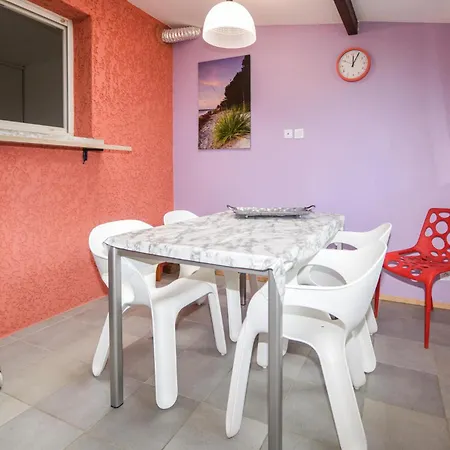 Casa vacanze 2 Bedroom Lovely Home In Prunete Prunete